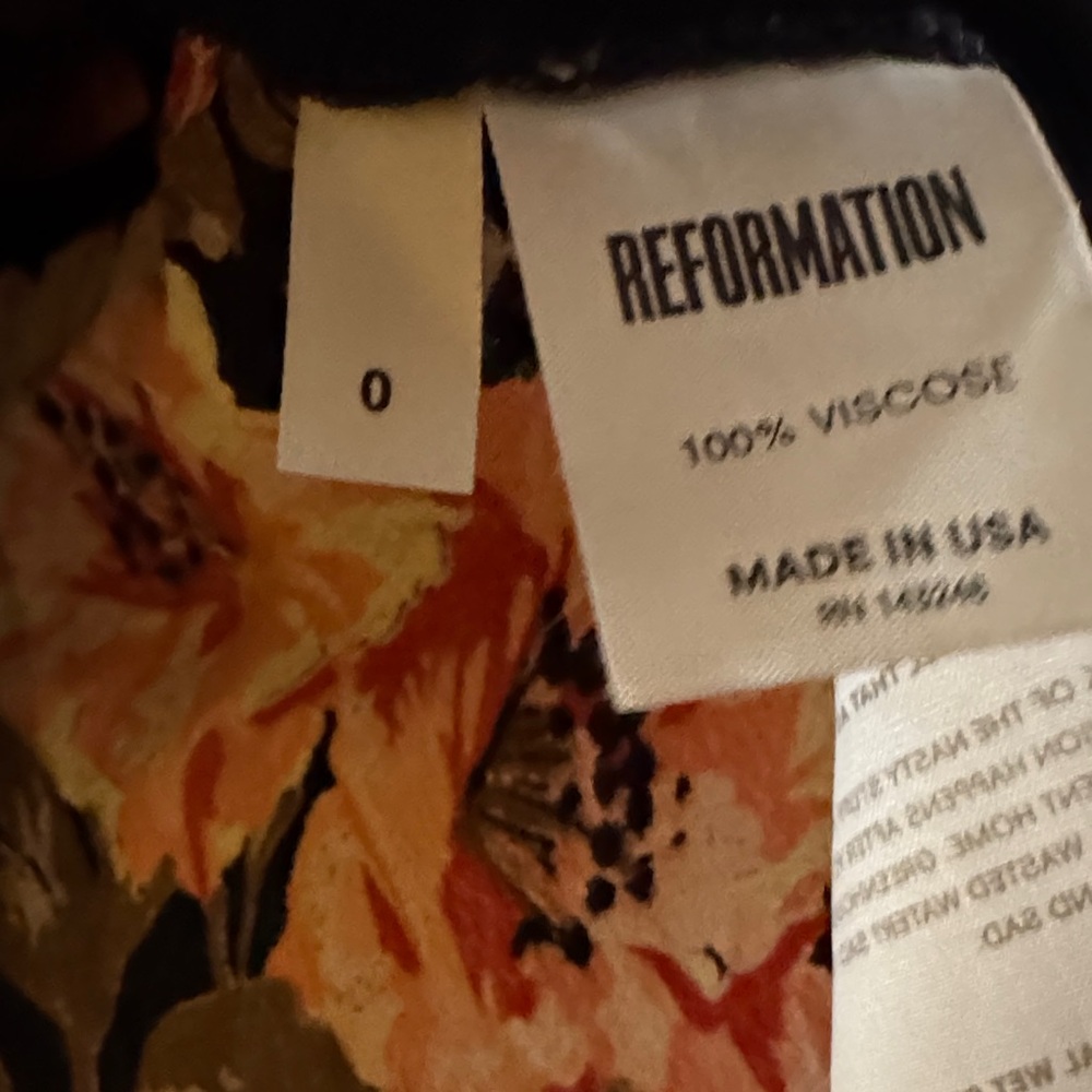 Reformation Floral Wrap Dress size 0-made In USA- 100% viscose - Picture 7 of 10